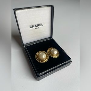 CHANEL Vintage 25k Gold-Plated Clip On Earrings